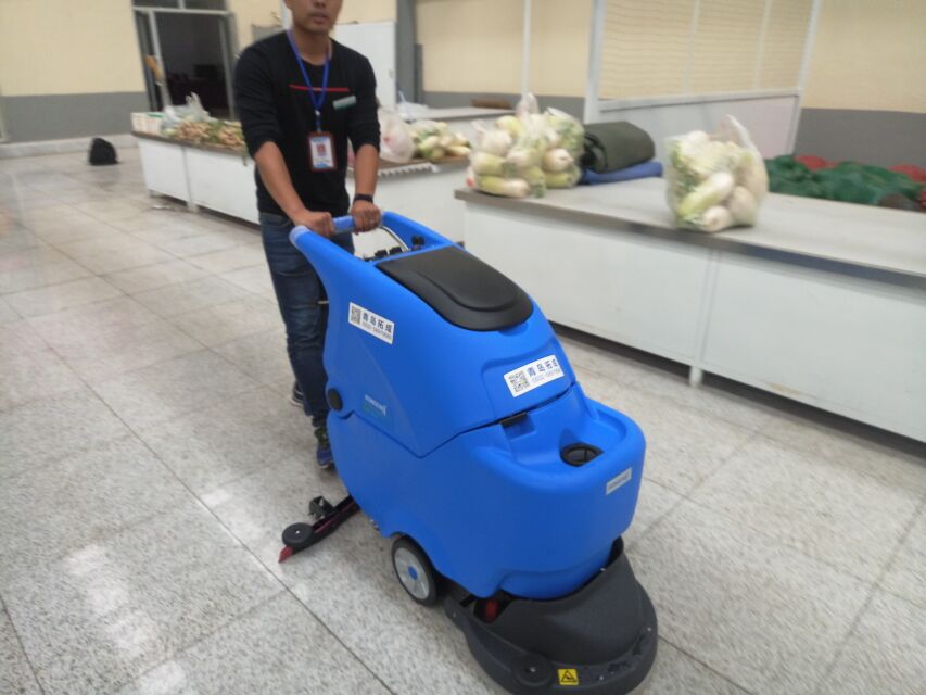 容恩R50B手推式自动洗地机用于农贸市场大理石地面